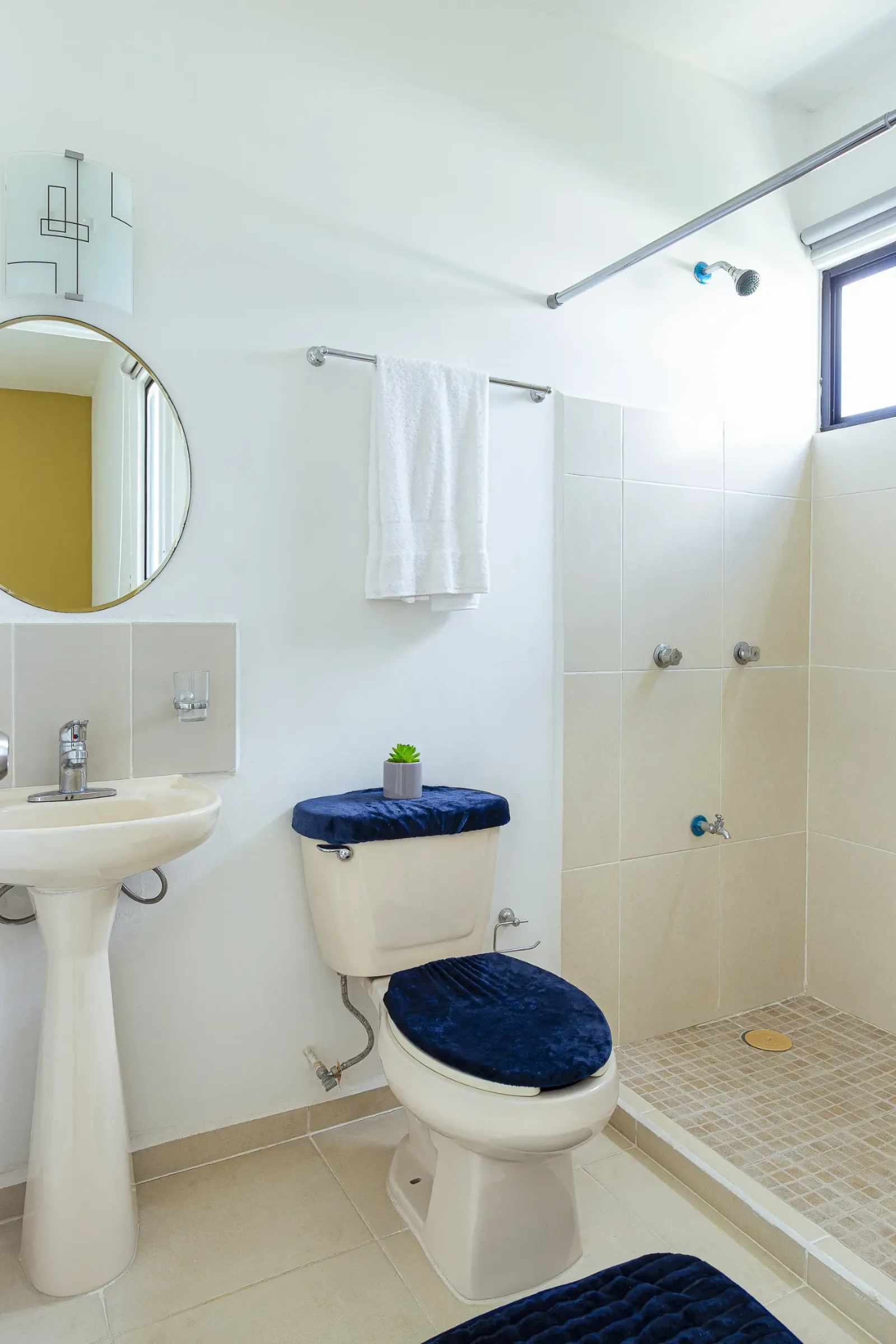  Casa de 2 Niveles con Recámara Principal con Baño Propio - 2