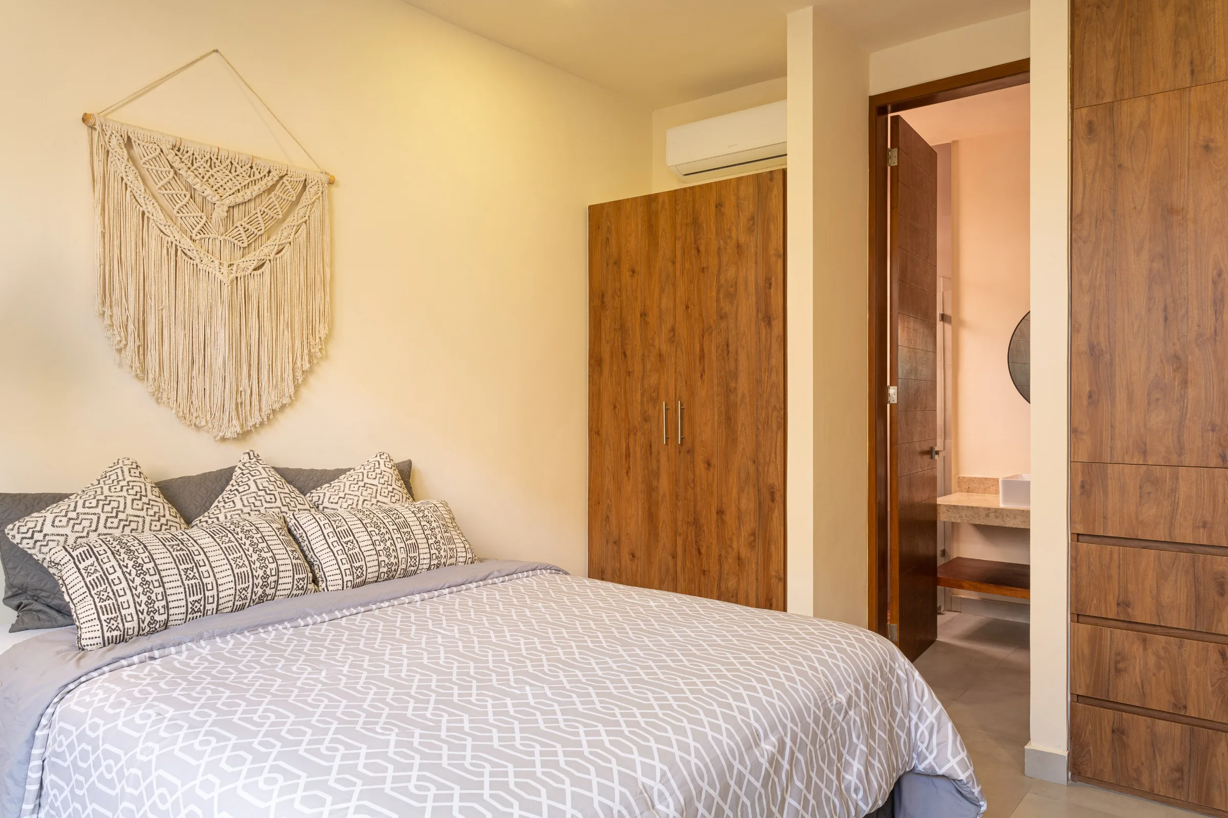 Two bedrooms on the ground floor with private garden - 8