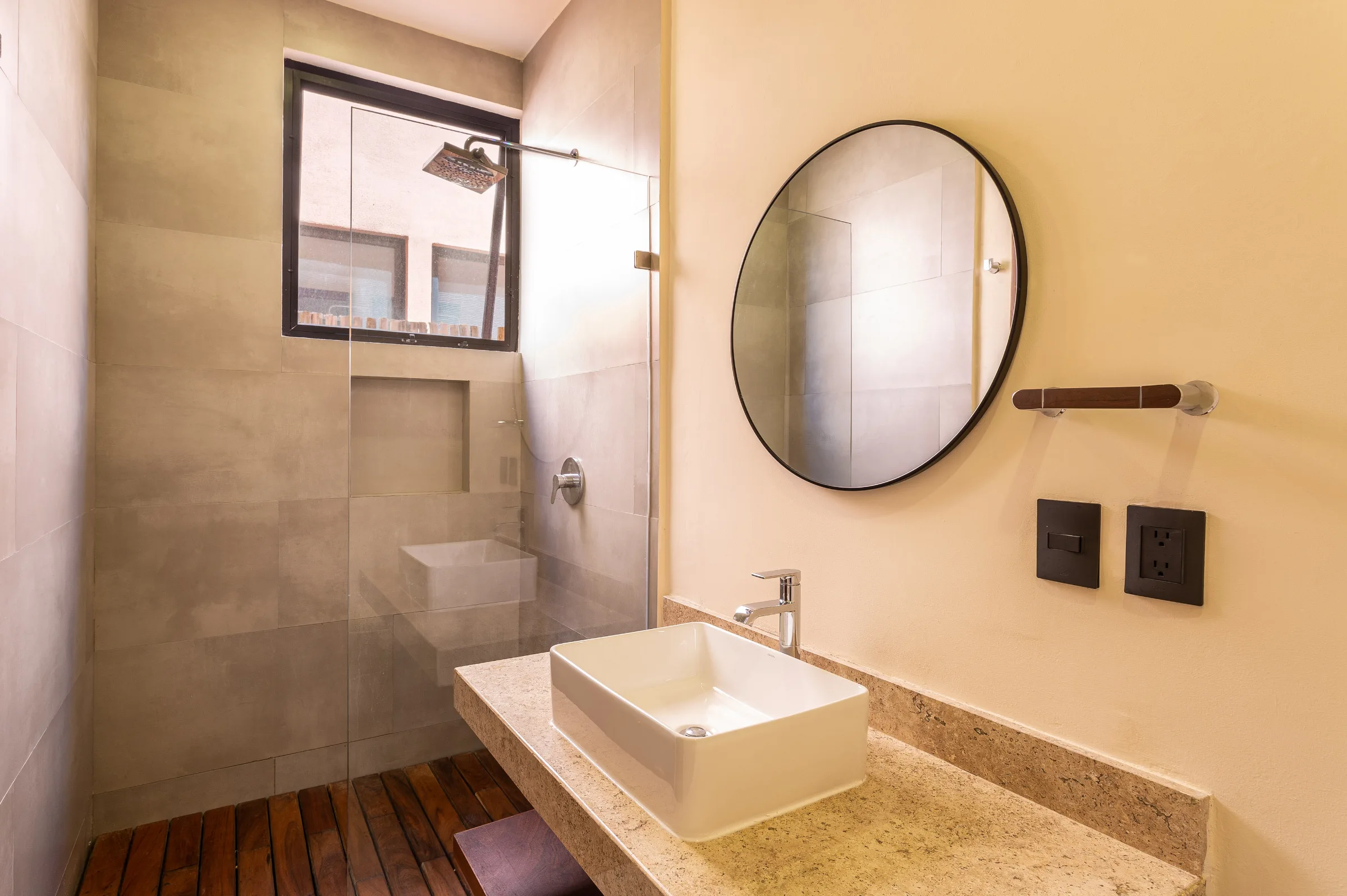 Two bedrooms on the ground floor with private garden - 10